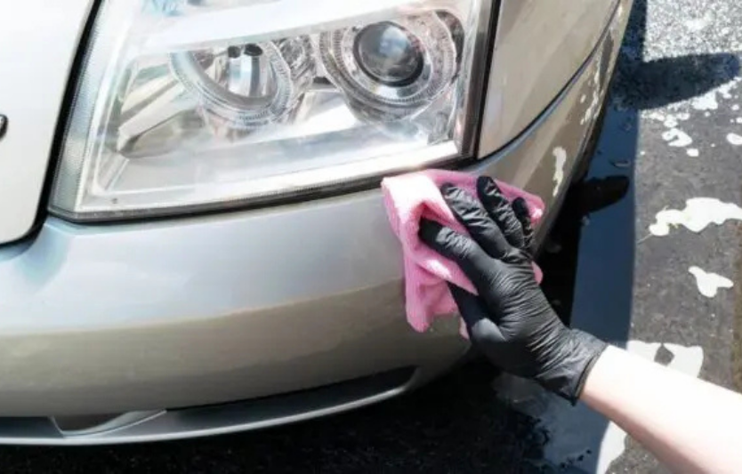 Czyszczenie trudnych zabrudzeń z auta — smoła, owady, żywica