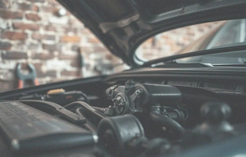 Auto nie odpala mimo sprawnego akumulatora — najczęstsze przyczyny i rozwiązania