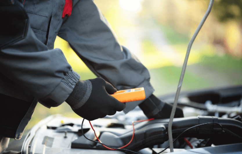 Minimalne napięcie akumulatora do uruchomienia auta — kiedy akumulator jest do wymiany