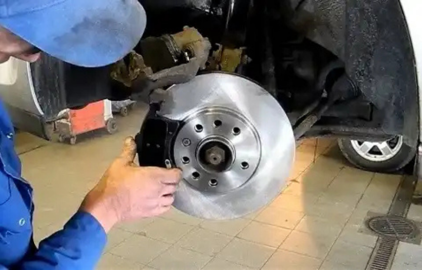 Twardy hamulec i pedał hamulca — objawy, przyczyny i naprawa