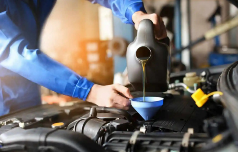 Wymiana oleju w samochodzie — kiedy, jak często i gdzie zrobić