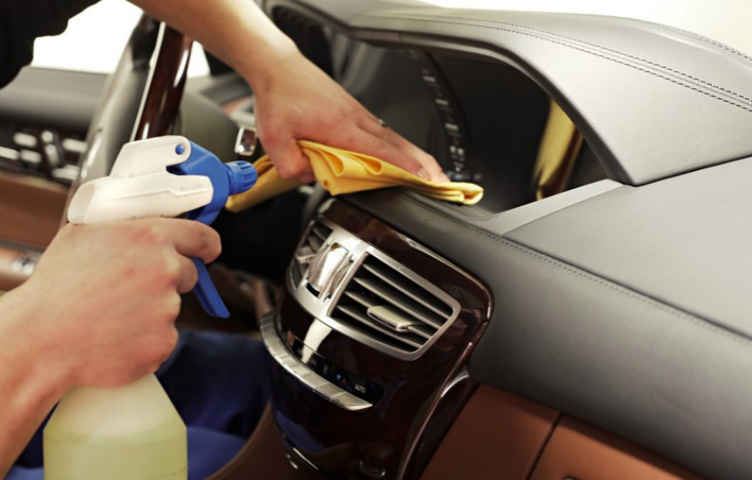 Jak dokładnie wyczyścić wnętrze samochodu krok po kroku